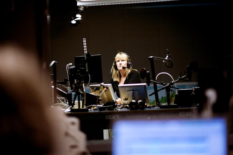 Karen Hjulmand i studiet under et optagelse til 'Orientering'.
 Arkivfoto Ditte Valente