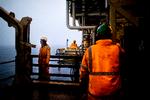     Det statsejede energiselskab Dong Energy er på vej med en ny kæmpeinvestering i Nordsøen, der vil indbringe indtægter for 110 milliarder kroner. Reportage fra Dongs boreplatform Siri i Nordsøen, hvor der pumpes olie op.   Foto: Magnus Holm