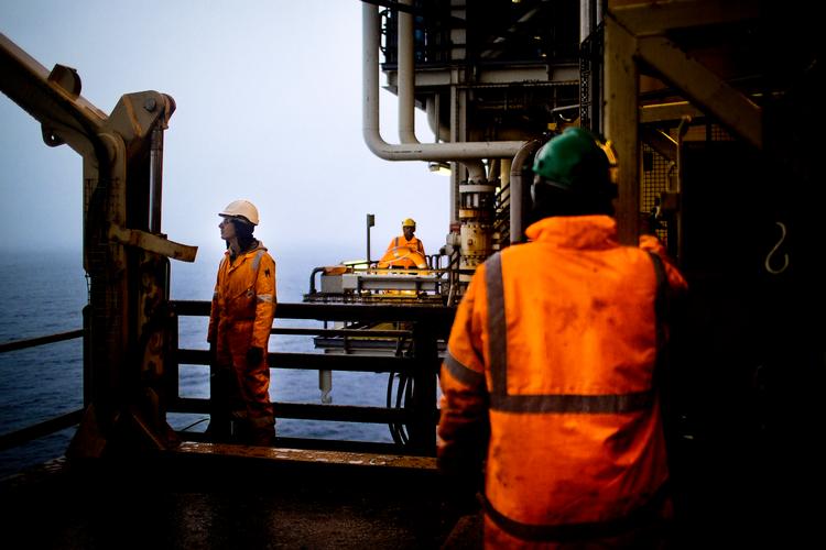     Det statsejede energiselskab Dong Energy er på vej med en ny kæmpeinvestering i Nordsøen, der vil indbringe indtægter for 110 milliarder kroner. Reportage fra Dongs boreplatform Siri i Nordsøen, hvor der pumpes olie op.   Foto: Magnus Holm