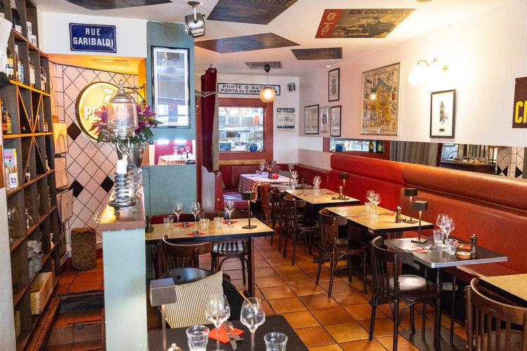 Det er underholdende at falde ned i de dybe sæder hos L'Education Nationale. Men maden er alt for dyr. Foto: Nikolai Linares