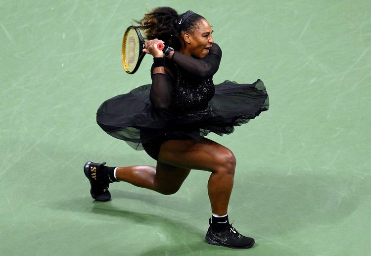 Serena Williams sloges for sin chance, da hun spillede 3. runde ved US Open i New York, men det blev til nederlag, og formentlig er en stor karriere dermed afsluttet.  Foto: Angela Weiss/Ritzau Scanpix