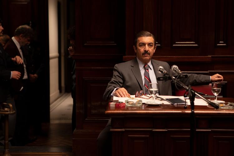 Den argentinske statsanklager Strassera tager en dyb indånding inden fremlæggelsen af anklagemyndighedens historiske procedure. Still 