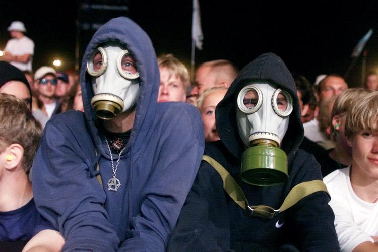 Gassens historie er en tragedie i mange akter. Indmellem er der lysglimt. Fotoet her viser tilskuere iført gasmasker under en Massive Attack-koncert på Midtfyns Festivalen i 1999.   Foto: Thomas Wilmann/Ritzau Scanpix