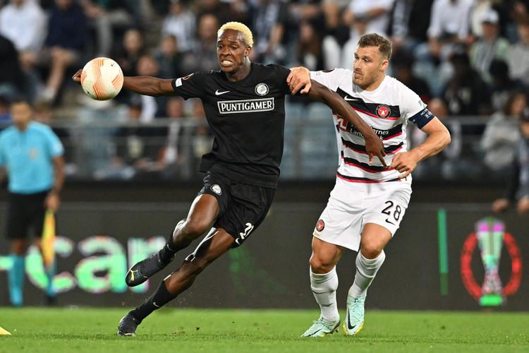 Emmanuel Emegha (tv) blev matchvinder mod FCM. Her er han i duel med Erik Sviatchenko. Foto: Joe Klamar/Ritzau Scanpix