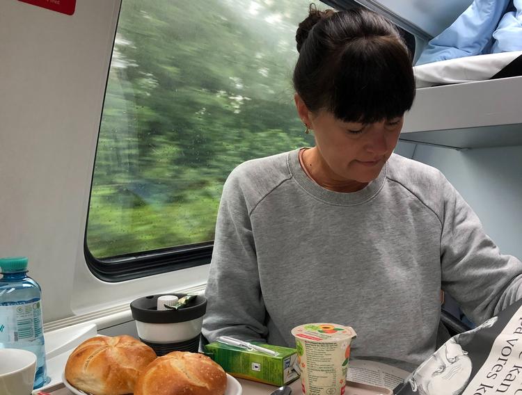 Morgenmanden er serveret og gårsdagens søndagsavis (medbragt hjemmefra), er pakket ud, mens toget hamrer af sted mod Zürich uden forsinkelser. 