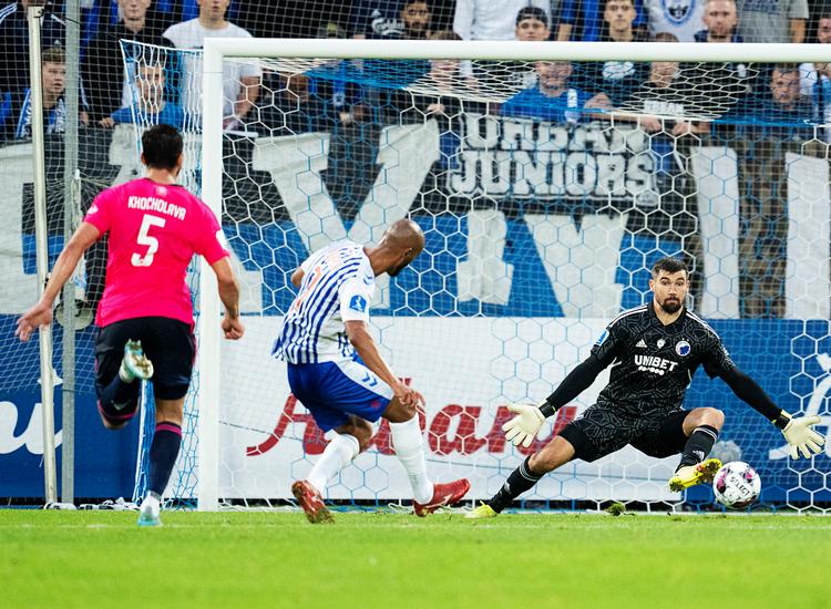 Mens Davit Khocholava spurter tilbage i forsøget på at redde sin fadæse sparker Issam Jebali udligningen forbi Mathew Ryan. Foto: Claus Bech/Ritzau Scanpix