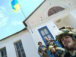 Ukrainske soldater fejrer generobringen af byen Vasylenkov i Kharkiv-regionen i den nordøstlige del af Ukraine. Foto fra det ukrainske forsvarsministerium. Foto: Territorial Defence Of The Ukrai/Ritzau Scanpix