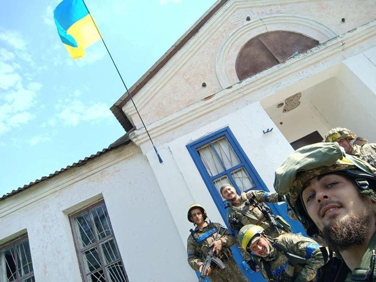 Ukrainske soldater fejrer generobringen af byen Vasylenkov i Kharkiv-regionen i den nordøstlige del af Ukraine. Foto fra det ukrainske forsvarsministerium. Foto: Territorial Defence Of The Ukrai/Ritzau Scanpix
