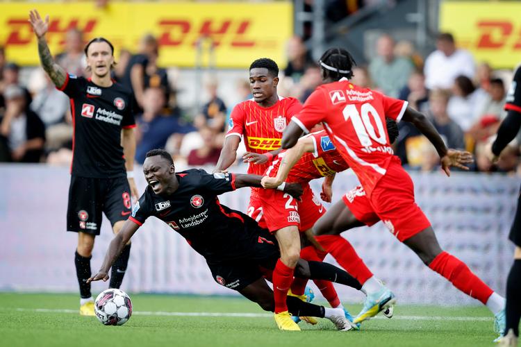 Pione Sisto og resten af FC Midtjylland-holdet havde svært ved at spille sig igennem til oplagte chancer mod førerholdet FC Nordsjælland. Kun et straffespark i overtiden sikrede de midtjyske gæster 1-1. Foto: Jens Dresling