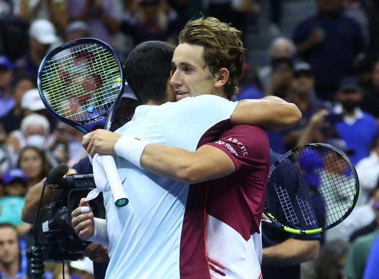 Det kunne være blevet til norsk sejr, men den endte hos spanske Carlos Alcaraz, der her siger tak for kampen til Casper Ruud.   Foto: Mike Segar/Ritzau Scanpix