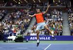 Carlos Alcaraz agerer som udgangspunkt fra baglinjen. Her er han i et offensivt fremstød mod Casper Ruud i US Open-finalen.  Foto: Julian Finney/Ritzau Scanpix