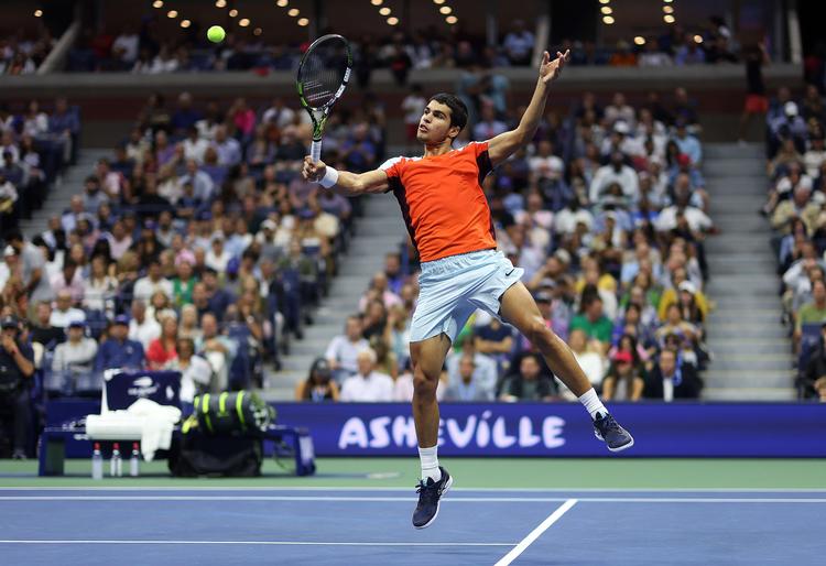 Carlos Alcaraz agerer som udgangspunkt fra baglinjen. Her er han i et offensivt fremstød mod Casper Ruud i US Open-finalen.  Foto: Julian Finney/Ritzau Scanpix
