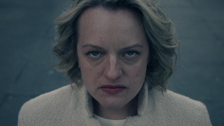 'The Handmaid’s Tale’ er måske den serie i verdenshistorien, der har flest nærbilleder af hovedpersonens ansigt og øjne. Elizabeth Moss ansigt er den scene handlingen udspiller sig på.  