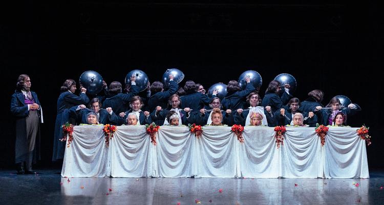 Operakorets herrer som Rossini-kloner og de medvirkende solister med hovederne på sølvtallerkner i 'Askepot'. Foto: Henrik Stenberg