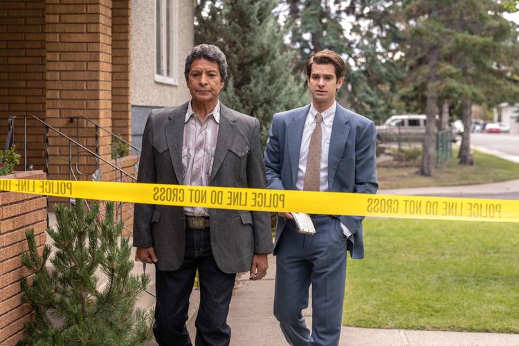 Gil Birmingham og Andrew Garfield spiller detektiverne Jef Pyre og Bill Taba, der skal udrede omstændighederne omkring et grusomt mord på en mormonkvinde og hendes lille datter. Foto: Disney +