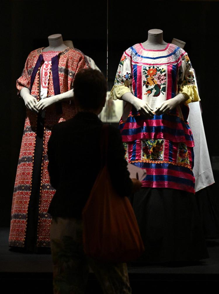 Frida Kahlo er blevet lige så kendt for sin fremtoning i traditionelt mexikansk tøj og med sammenvokset øjenbryn, som for hendes kunsthistoriske betydning. En stor udstilling i Paris fokuserer på Kahlos påvirkning på moden.  Foto: Emmanuel Dunand/Ritzau Scanpix