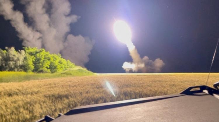Her ses affyringen af det amerikanske missilsystem HIMARS (High Mobility Artillery Rocket System), som har været med til at ændre krigens gang for Ukraine. Billedet formodes taget et ukendt sted i Ukraine. Foto: Via Pavlo Narozhnyy/Ritzau Scanpix
