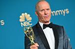 Michael Keaton med sin Emmy for rollen som den flittigt opioid-udskrivende læge, der selv bliver afhængig af præparatet Oxycontin i 'Dopesick'.   Foto: Frederic J. Brown/Ritzau Scanpix