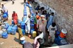  Vandmangel i drikkevandsforsyningen i Hyderabad i Pakistan her i september betyder, at folk må hente drikkevand i dunke.    Foto: Pervez Masih/Ritzau Scanpix