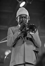     Miles Davis med sin trompet i Montmartre i 1982. I 1959 lod han trumpeten strække ud på *Kind Of Blue' og skabte den såkaldte modal jazz, hvor melodien er vigtigst. Foto: Jan Unger