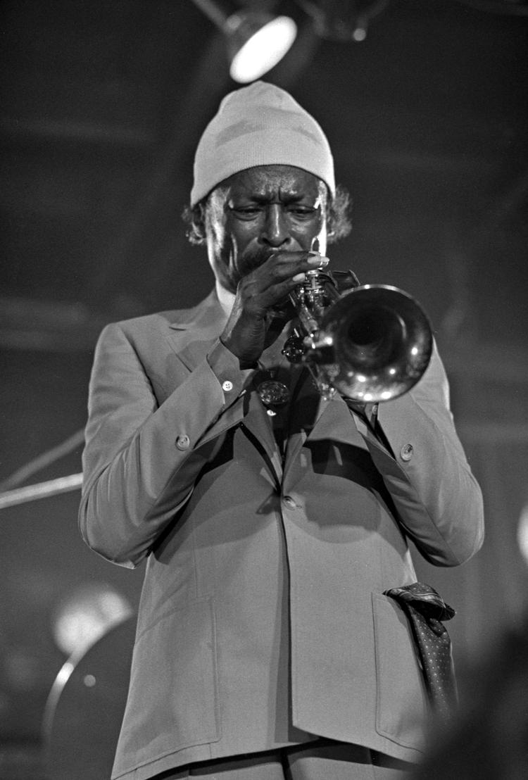     Miles Davis med sin trompet i Montmartre i 1982. I 1959 lod han trumpeten strække ud på *Kind Of Blue' og skabte den såkaldte modal jazz, hvor melodien er vigtigst. Foto: Jan Unger