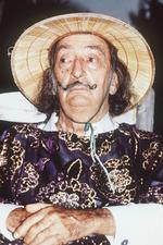     Salvador Dali i 1979. Hans image som provokatør og klovn kom til at skygge over værket - men det dækkede også over mørke sider af hans personlighed som racisme og hans foragt for det nye demokrati i Spanien efter 1976. Foto: Derek Ive/Ritzau Scanpix
