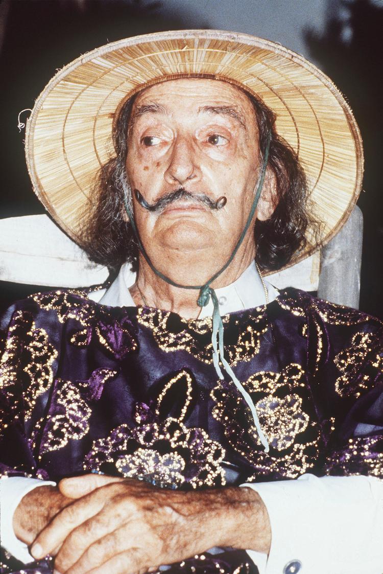     Salvador Dali i 1979. Hans image som provokatør og klovn kom til at skygge over værket - men det dækkede også over mørke sider af hans personlighed som racisme og hans foragt for det nye demokrati i Spanien efter 1976. Foto: Derek Ive/Ritzau Scanpix