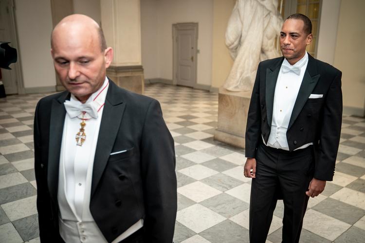 Søren Pape Poulsen og hans daværende ægtefælle Josue Medina Vasquez Poulsen deltog søndag sammen i gallataffel på Christiansborg Slot, hvor de fejrede Hendes Majestæt Dronningens 50 års regent-jubilæum. Her svarede Pape på spørgsmål på direkte tv - men spørgsmålene handlede ikke om den seneste tids afsløringer. Foto: Mads Claus Rasmussen/Ritzau Scanpix