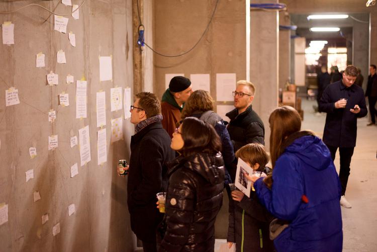 Tilbage i 2017 satte kunstner Morten Rockford Ravn sig for at  kortlægge nepotisme i Statens Kunstfond. Det blev til udstillingen 'Sådan spiller klaveret ikke', der blev afholdt i Nordhavn i København i forbindelse med, at han frigav sin research. Her ses han foran sit spindelvæv, hvor han forklarer, hvordan streger illustrerer kunstneres forbindelse til hinanden. 