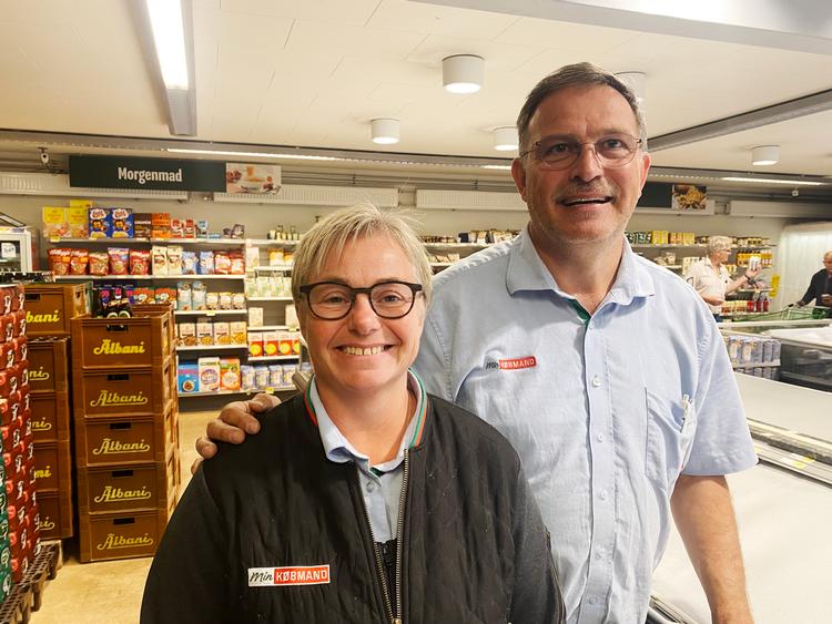 Kent og Anne Gregersen er indehavere af Min Købmand i Haastrup på Fyn. Deres elregning er nu så høj, at de tvivler på, om de kan fortsætte med at holde butikken åben efter jul. Regeringens forslag om en udskydning af ekstraregning på el er ikke nok, siger Kent Gregersen. 