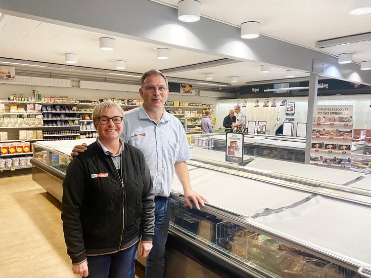 Kent og Anne Gregersen har fået en betydelig stigning i deres elregning og håber nu, at der kommer et prisloft over elprisen. Ellers ser det sort ud for den lokale købmand i Haastrup på Fyn. 