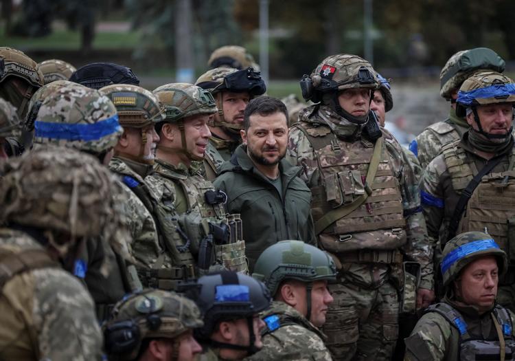 Præsident Volodomyr Zelenskyj har i dag besøgt Izjum, blot fire dage efter befrielsen. Foto: Gleb Garanich/Ritzau Scanpix