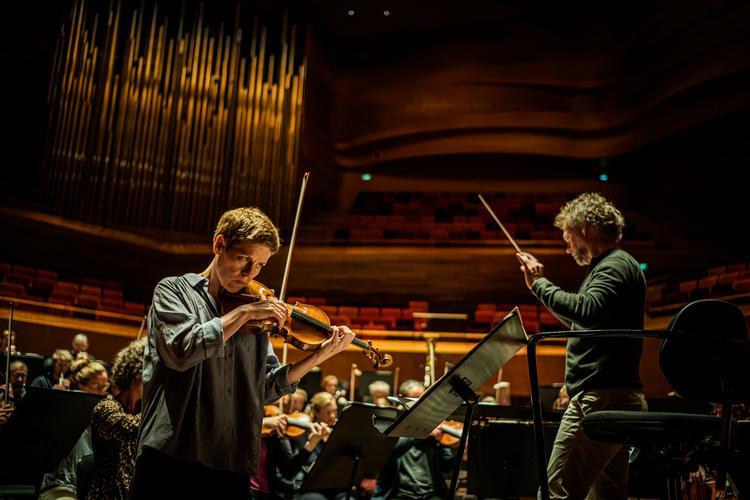 Isabelle Faust mestrede alle Rune Glerups stemninger i hans nye violinkoncert. Fotoet er taget under prøverne op til premieren.  Foto: Carsten Snejbjerg