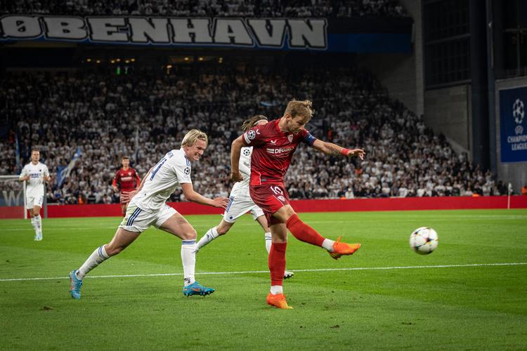 Sevillas rutinerede kroat Ivan Rakitić fik en god scoringsmulighed mod FC København i første halvleg, men misbrugte foran danskernes mål.   Foto: Christian Falck Wolff