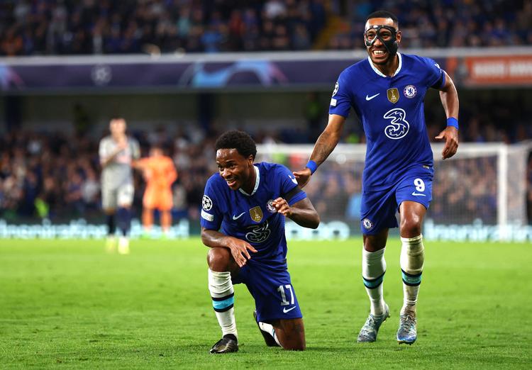 Raheem Sterling (tv.) har scoret onsdag aften på Stamford Bridge, men det var ikke nok til sejr. Foto: David Klein/Ritzau Scanpix