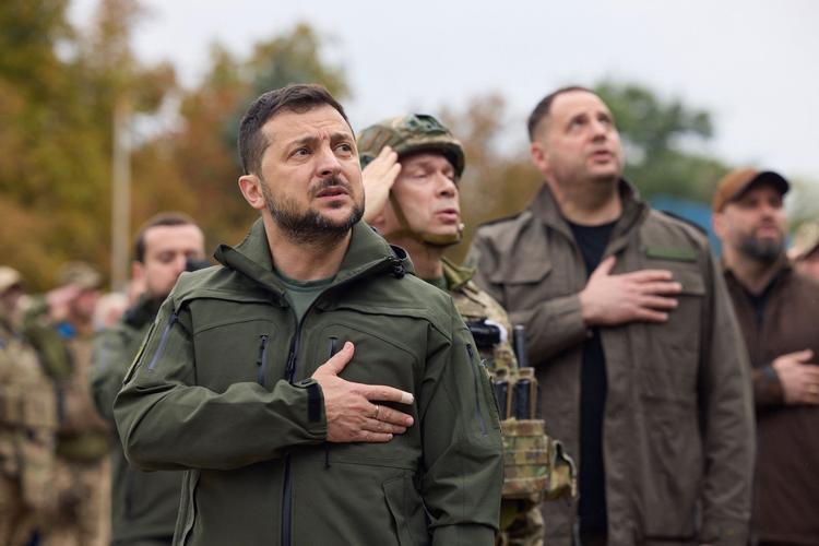 Volodymyr Zelenskyj fotograferet i går byen Izjum, som ukrainerne har tilbageerobret fra russerne.  Foto: Str/Ritzau Scanpix
