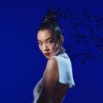 Rina Sawayama har sunget duet med Elton John, hun har en universitetsgrad i statskundskab og sociologi, og så er hun en fremragende popmusiker. Foto: Thurstan Redding Foto:  Thurstan Redding