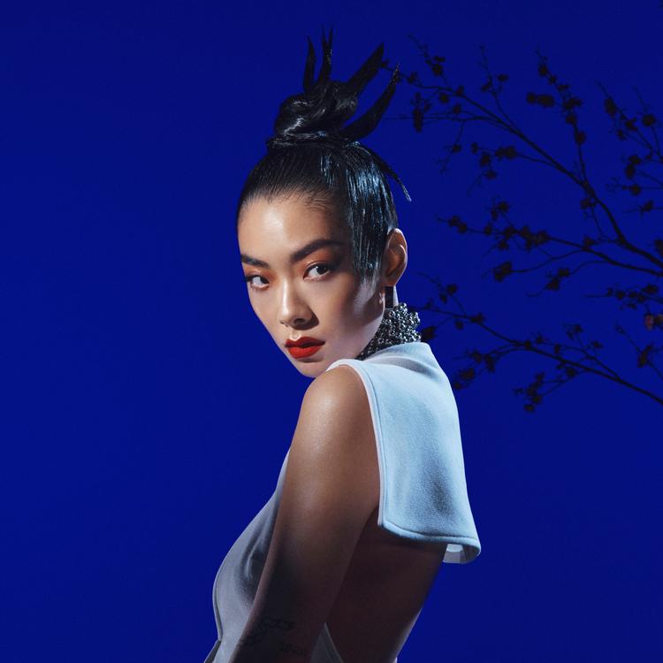 Rina Sawayama har sunget duet med Elton John, hun har en universitetsgrad i statskundskab og sociologi, og så er hun en fremragende popmusiker. Foto: Thurstan Redding Foto:  Thurstan Redding