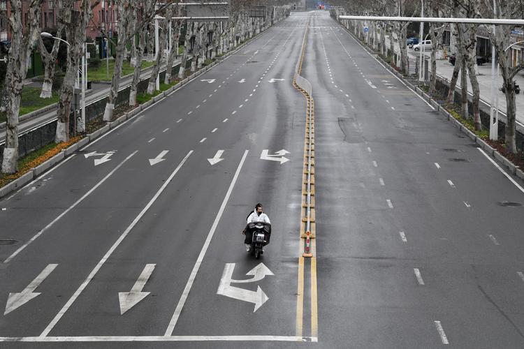 Billeder som dette fra Wuhan i epidemiens indledende fase fik hele verden til at spærre øjnene op. Den kinesiske millionby iværksætte en omfattende nedlukning, da en ny luftvejsvirus spredte sig. Foto: Stringer/Ritzau Scanpix