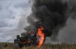 En russisk pansret mandskabsvogn ligger væltet og brændende efter befrielsen af Izjum, som de russiske styrker flygtede fra. Foto: Juan Barreto/Ritzau Scanpix