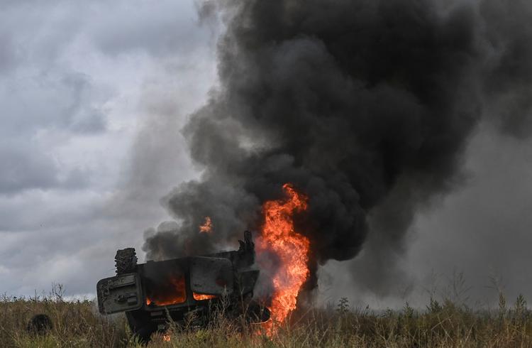 En russisk pansret mandskabsvogn ligger væltet og brændende efter befrielsen af Izjum, som de russiske styrker flygtede fra. Foto: Juan Barreto/Ritzau Scanpix