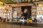 På Gaia er bartenderne spektakelmagere, så flere af de blandede cocktails hældes ved servering over tøris, der syder og bobler i glasset.  Foto: Nikolai Linares