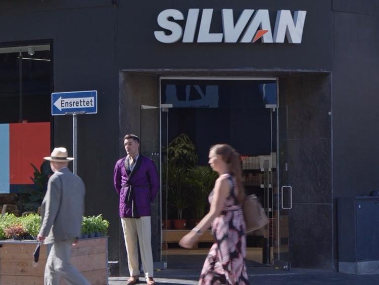 Det var foran Silvan på Kultorvet, at kunderne forleden fik en venlig hilsen med på vej af den velklædte charmetrold.  