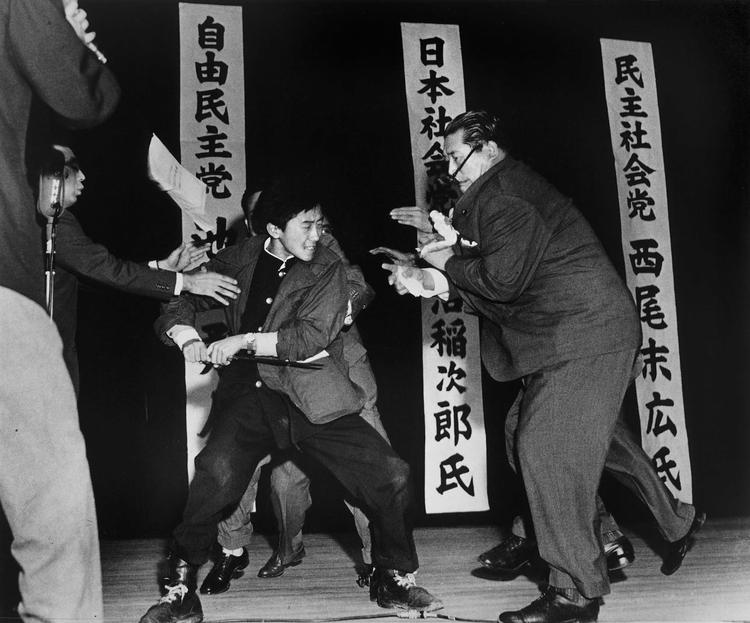 Yamaguchi_assassinates_Asanuma_1960