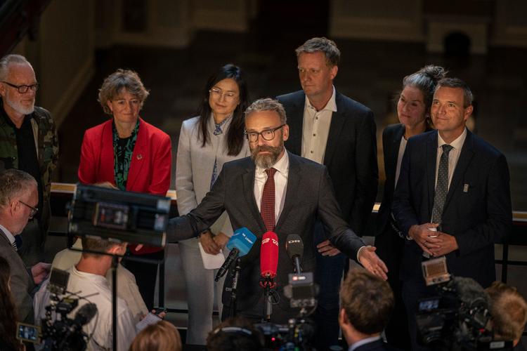 Ole Birk Olesen, LA, stod i sidste weekend skulder ved skulder med Enhedslistens politikere, da der højst overraskende blev indgået budgetaftale udenom Socialdemokratiet og SF.   Foto: Christian Falck Wolff