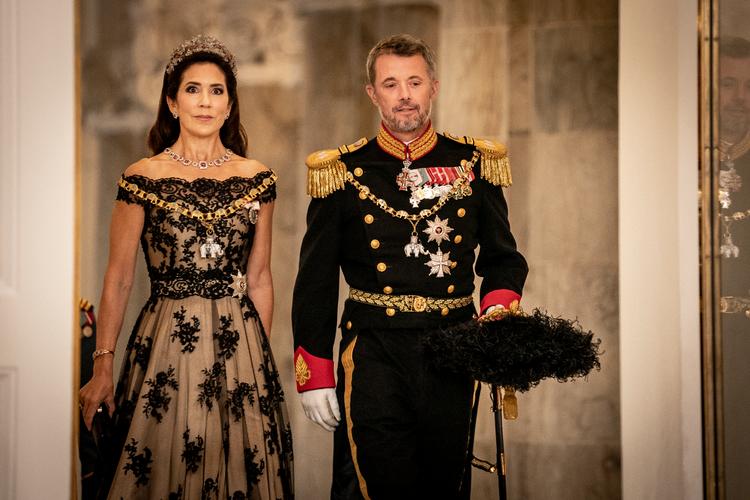 Kronprins Frederik og kronprinsesse Mary ankommer her til gallamiddag i anledning af dronning Margrethe 50-års regeringsjubilæum. På mandag må kronprinsen undvære sin hustru. Foto: Mads Claus Rasmussen/Ritzau Scanpix