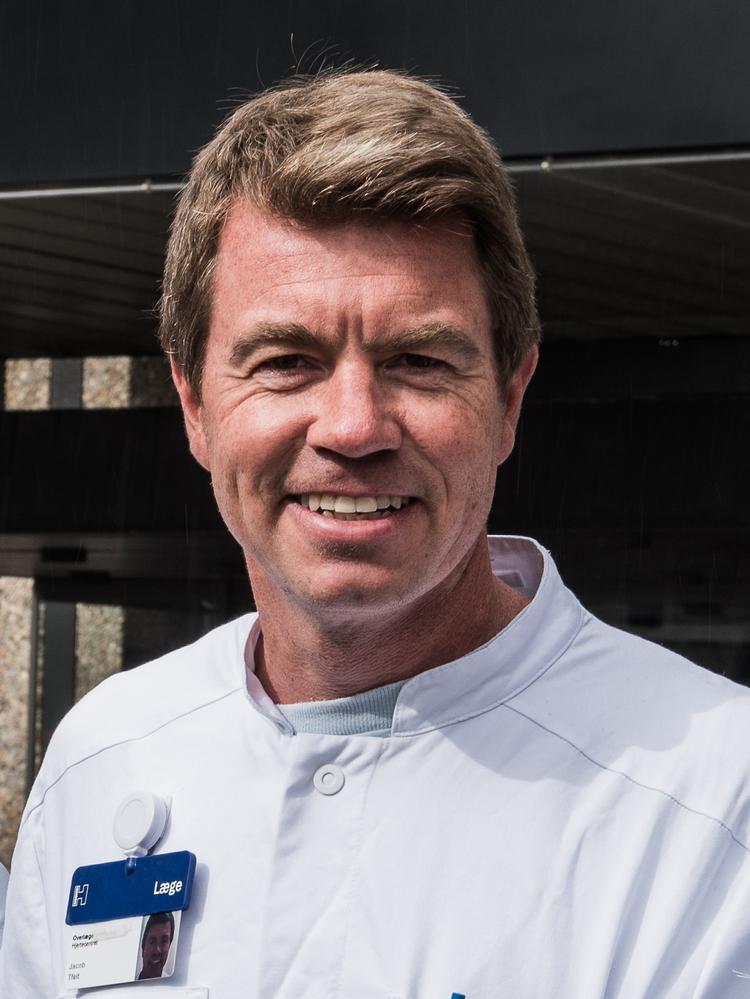 Overlæge og professor i retsmedicinsk kardiologi Jacob Tfelt-Hansen har sammen med sine kolleger undersøgt, hvorfor helt unge rammes af hjertestop. Foto: Henrik Thorn/Rigshospitalet