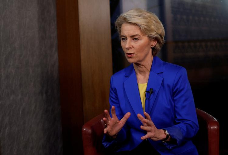 EU-Kommissionsformand Ursula von der Leyen, klædt i ukrainske farver, da hun onsdag gav sin årlige Europatale i EU-Parlamentet. Her varslede hun blandt andet en mere uafhængig linje i forhold til Kina.  Foto: Valentyn Ogirenko/Ritzau Scanpix