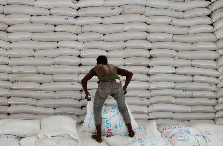 Etiopien er et af de lande, som har hårdt brug for fødevarehjælp. Her stables ukrainsk korn på et FN-lager i byen Adama.
 Foto: Tiksa Negeri/Ritzau Scanpix