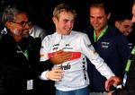 Mattias Skjelmose lykønskes for karrierens første sejr i Luxembourg Rundt umiddelbart inden afrejsen til Australien.  Foto: Cyclingpix/Serge Walbillig.